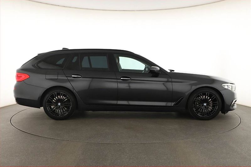 BMW Řada 5 (2018) Luxury Line 540i xDrive - fotka 6 z 20