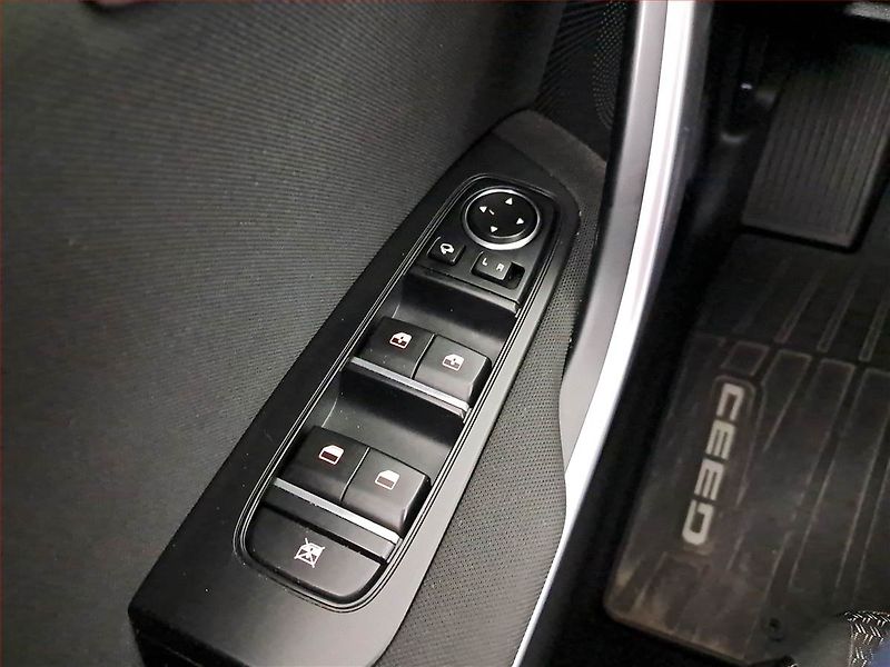 Kia Ceed (2023) 1.5 T-GDI - fotka 16 z 18