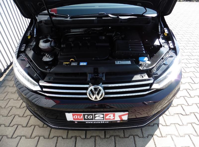 Volkswagen Touran 2.0 TDi Highline Navi Webasto - fotka 16 z 19