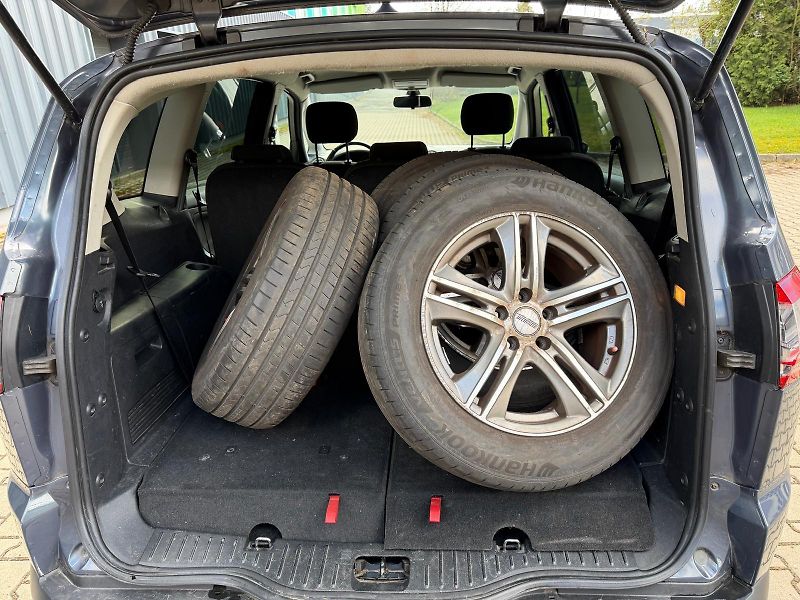 Ford S-MAX 2,0 TDCi 7- místný/ pneu / - fotka 14 z 25