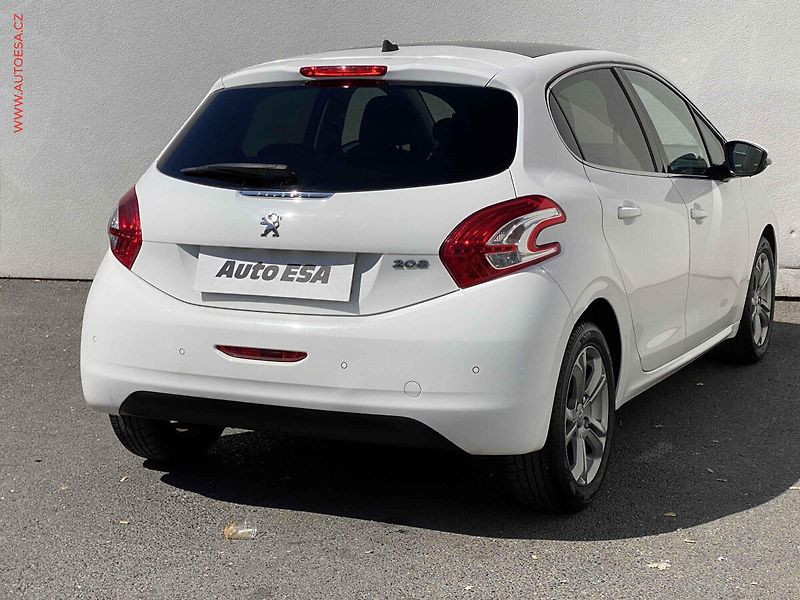 Peugeot 208 (2014) 1.2 PT, Allure, navi, panor - fotka 4 z 17