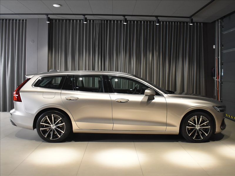 Volvo V60 2,0 T6 AWD Core - fotka 3 z 26