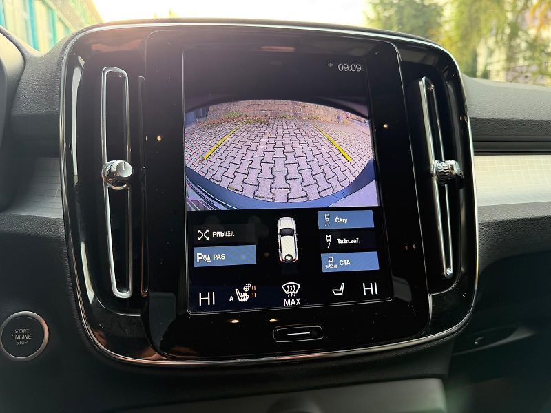 Volvo XC40 2,0 D D4 AWD Momentum - fotka 24 z 33