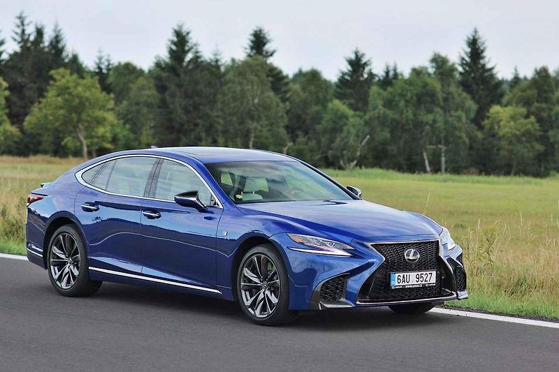 Lexus LS 500.