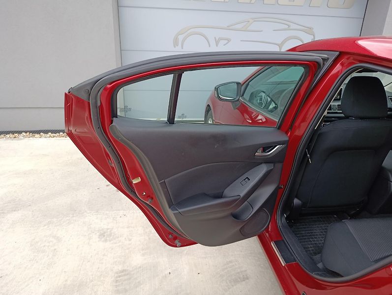 Mazda 3 2.2D 110kW SKYACTIV - fotka 26 z 29