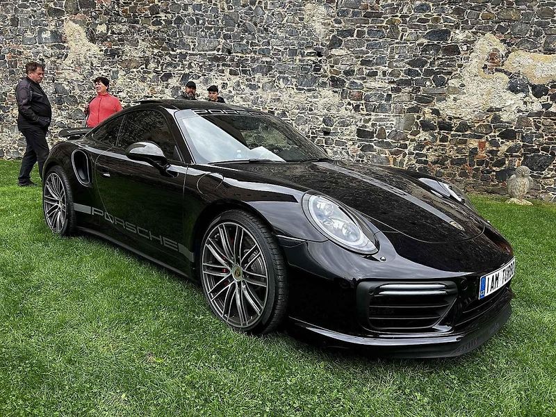Sraz vozů Porsche ve Švihově na hradě.