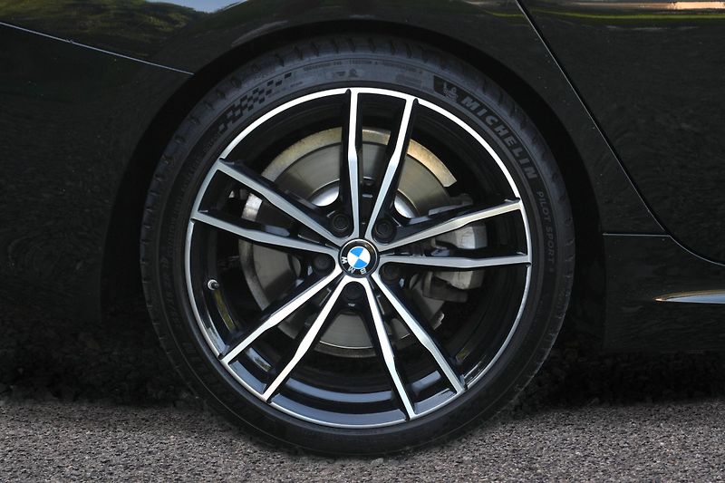 BMW Řada 3 330d xDrive, Tažné, Kamera - fotka 10 z 37