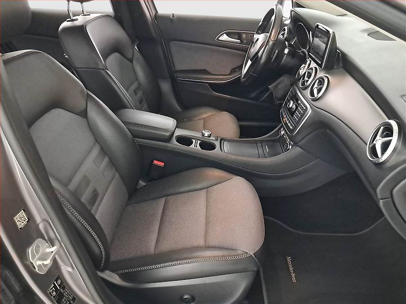 Mercedes-Benz GLA (2015) 220 CDI 4MATIC, 4X4 - fotka 9 z 23