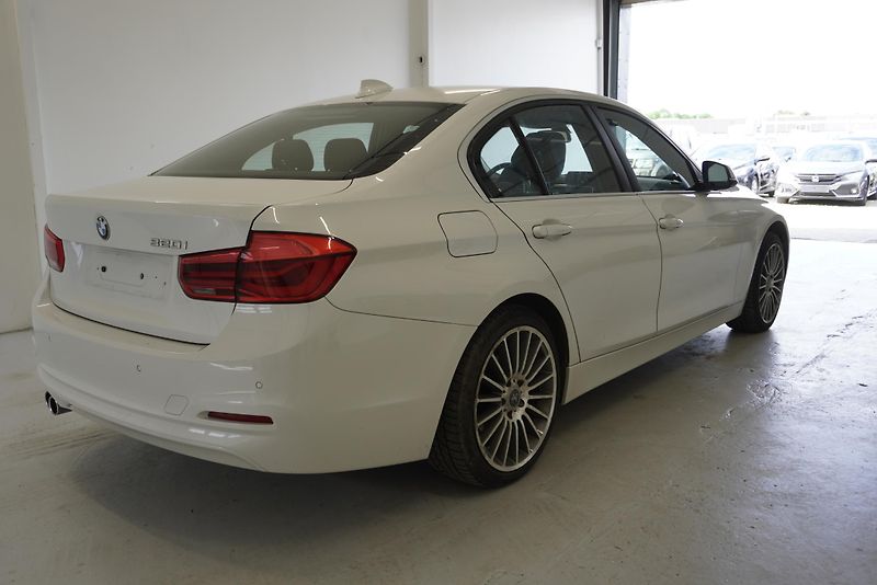 BMW Řada 3 320i 135kW AUTOMAT - fotka 7 z 27