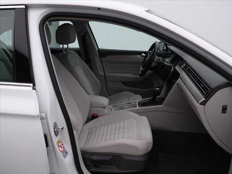 Volkswagen Passat 2.0 TDI 147kW DSG CZ Elegance - fotka 12 z 29