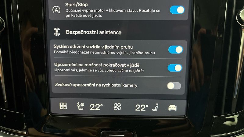 Volvo V90 2.0 B5 AUT Plus Dark - fotka 28 z 31