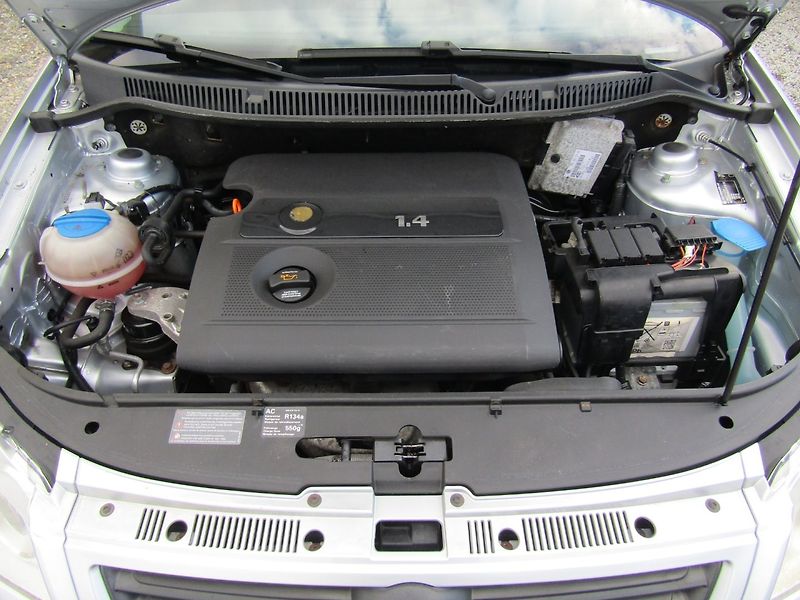 Volkswagen Polo (2006) 1.4 I 55kW  ZIMNÍ PNEU  1.MAJI - fotka 38 z 38