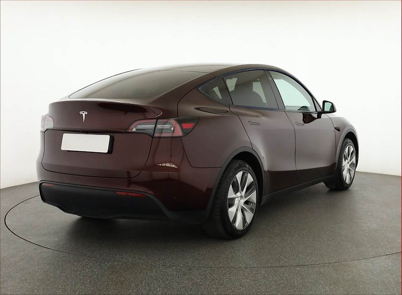 Tesla Model Y (2024) Long Range RWD 79kWh, SoH 92% - fotka 5 z 22