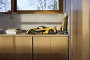 Replika McLarenu P1 v reálné velikosti se skládá z 342 817 dílků, váží přibližně 1220 kilogramů.