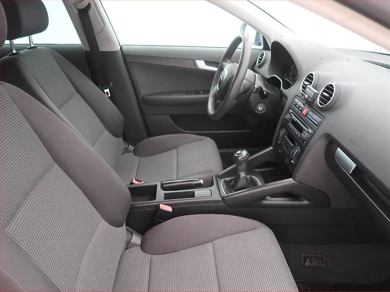 Audi A3 (2005) 1.6, po STK, oblíbený vůz - fotka 7 z 13