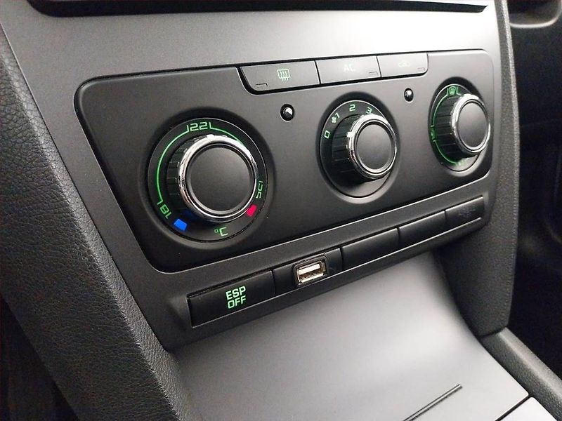 Škoda Octavia (2009) Ambiente 1.6 - fotka 16 z 18
