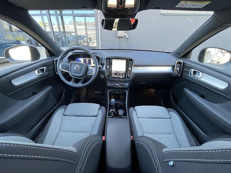 Volvo XC40 B3 FWD BE // 360 // kola - fotka 13 z 37