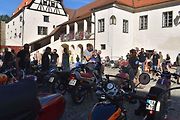 Strakonice si připomněly 105 let od zahájení výroby značky ČZ Sjeli se sem majitelé a obdivovatelé legendárních motocyklů. Na dobu, kdy pro čezetu pracoval, zavzpomínal i náš jediný kosmonaut ve vesmíru Vladimír Remek. A ochotně pózoval na společných sním
