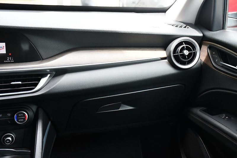Alfa Romeo Stelvio 2.0 206kW Q4 VELOCE - fotka 8 z 35