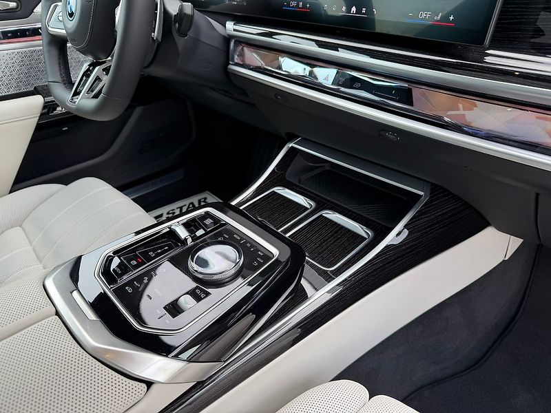 BMW Řada 7 750e xDrive 07/2025 TV - fotka 26 z 31