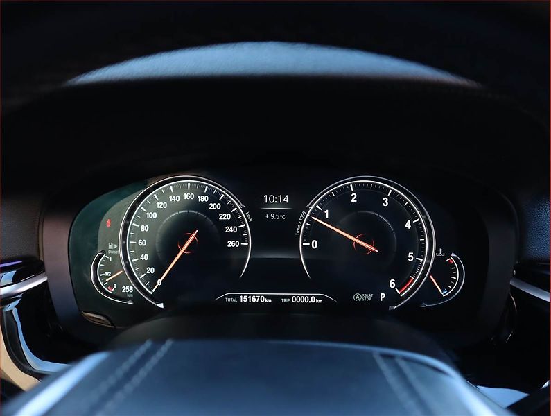 BMW Řada 5 (2017) Luxury Line 530d - fotka 11 z 21