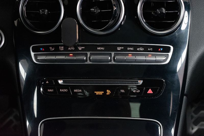 Mercedes-Benz GLC 250d 4MATIC*ACC*TAŽNÉ*DPH - fotka 28 z 44