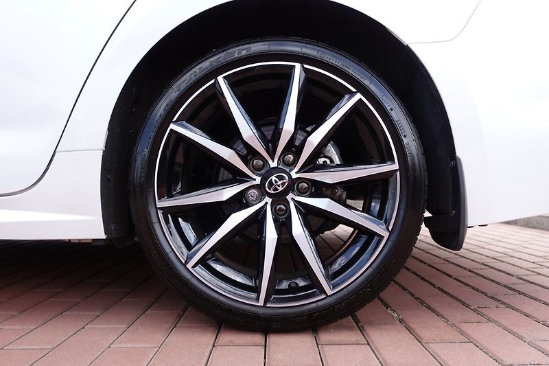 Toyota Corolla 1,8HSD GR Sport Dynamic - fotka 8 z 33