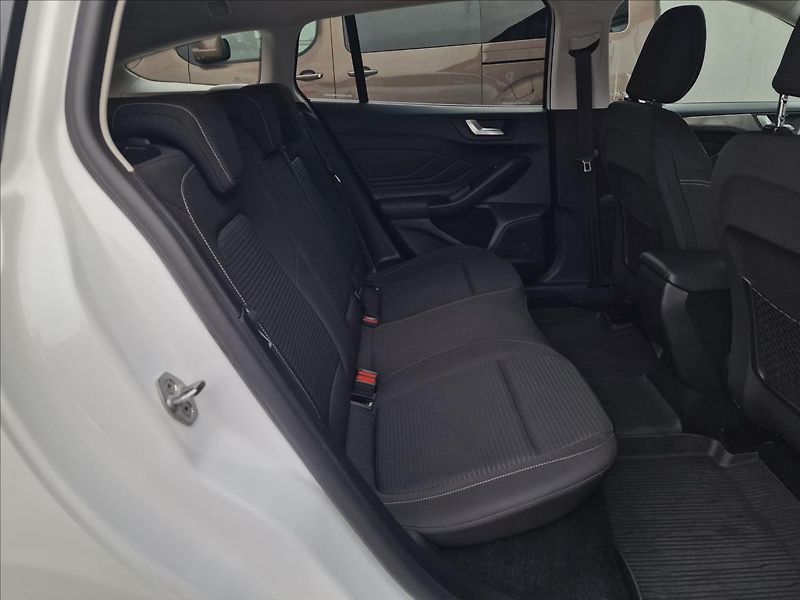 Ford Focus 1.5TDCi 88kW Titanium,ČR,1.Maj - fotka 15 z 48