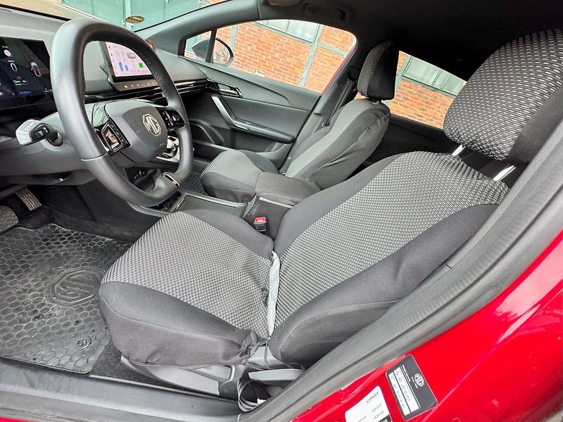 MG MG4 (2023) EV Elegance 64 kW - fotka 8 z 22