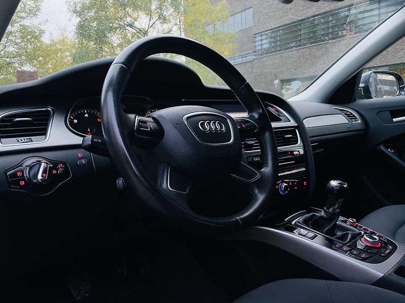 Audi A4 2.0TDI MANUÁL SENZORY NAVI - fotka 26 z 44