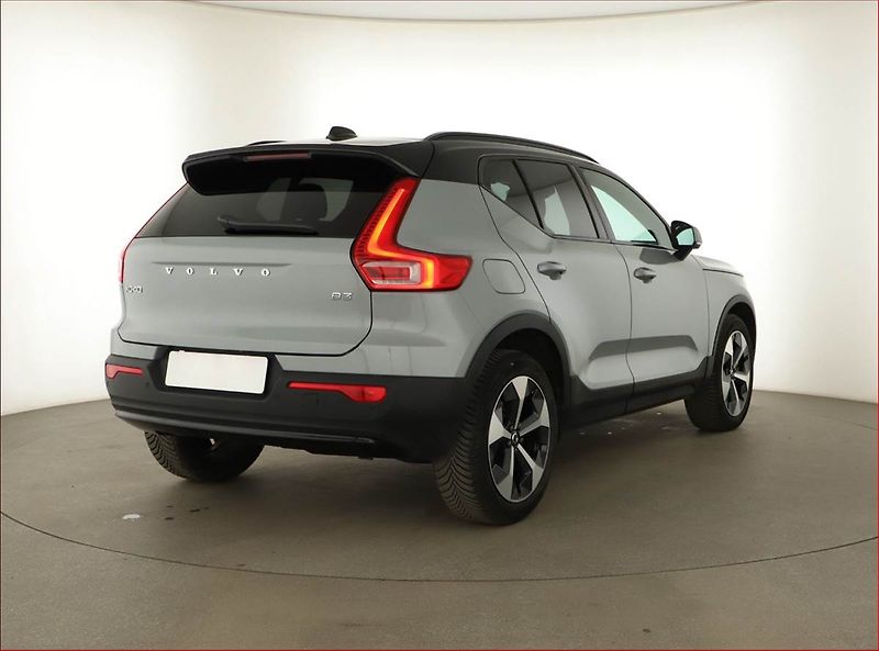 Volvo XC40 (2023) B3 - fotka 5 z 17