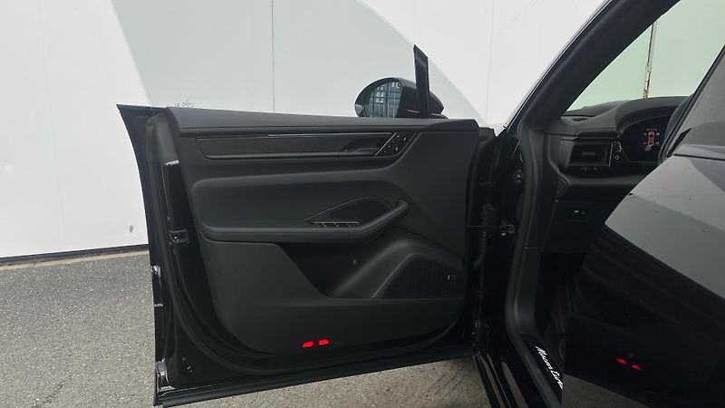 Porsche Macan (2025) Turbo - fotka 21 z 30