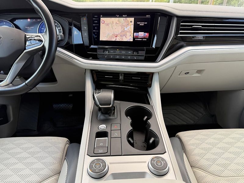 Volkswagen Touareg V6 4M 3,0 TDi 210 kW Elegance - fotka 11 z 25