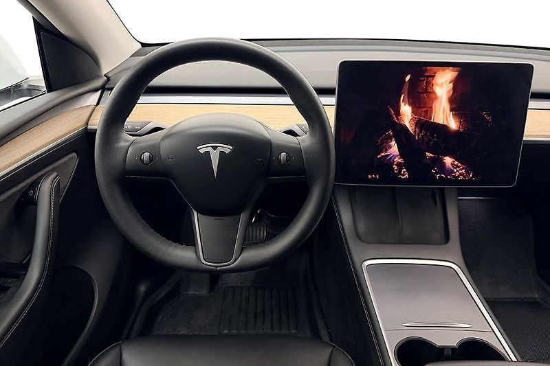 Tesla Model Y Long Range AWD - fotka 17 z 31
