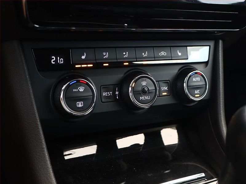 Škoda Superb (2016) Laurin&Klement 2.0 TDI, Kůže - fotka 13 z 21