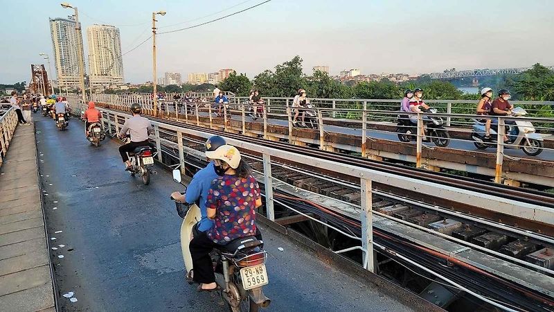 Jeden z prvních vozů Škoda na území Vietnamu. Právě ten jsem zkoušel v ulicích hlavního města
