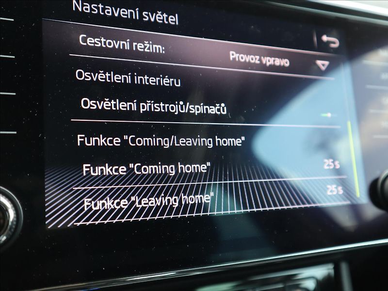 Škoda Superb 2,0 TDI DSG ACC DCC Kamera LED - fotka 24 z 58