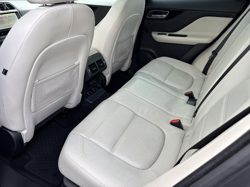 Jaguar F-Pace (2017) 2.0 AWD, 132kW,1.majitel, DPH - fotka 12 z 24