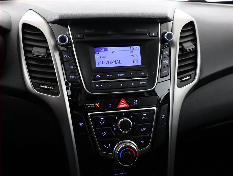 Hyundai i30 (2015) 1.6 MPI, Tempomat - fotka 10 z 17