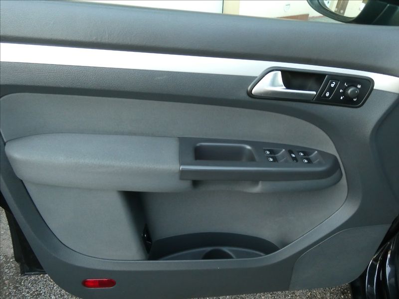 Volkswagen Touran 1,6 TDi 77kW 7.MÍST,navigace - fotka 36 z 43