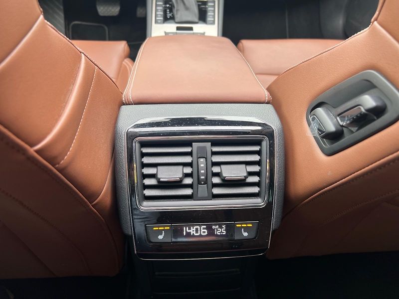 Škoda Superb (2023) L&K 140kW WEBASTO PANO TAŽNÝ - fotka 20 z 38