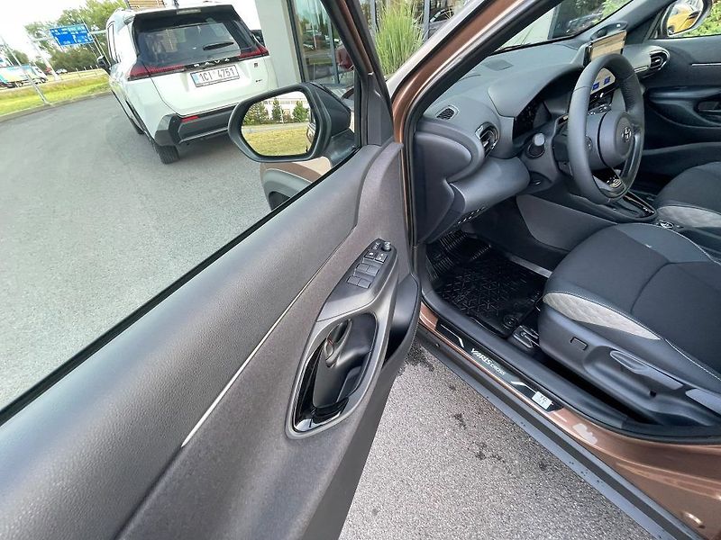 Toyota Yaris Cross 1.5 HSD 4x4 Executive Tech VIP - fotka 13 z 31