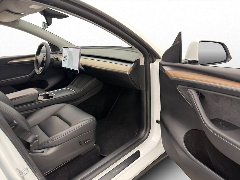 Tesla Model Y Long Range AWD - fotka 25 z 29