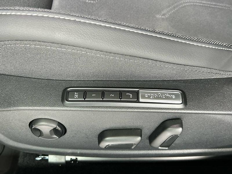 Volkswagen Golf (2026) Variant 1.5 eTSI 7DSG People - fotka 18 z 35
