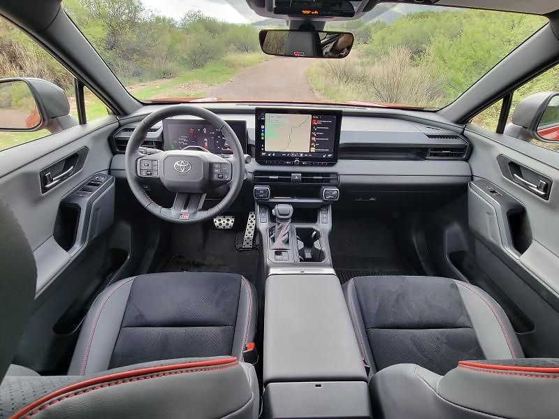 Toyota RAV4 (2026) NG26 2.5 HEV 4X4 - GR Sport - fotka 3 z 16