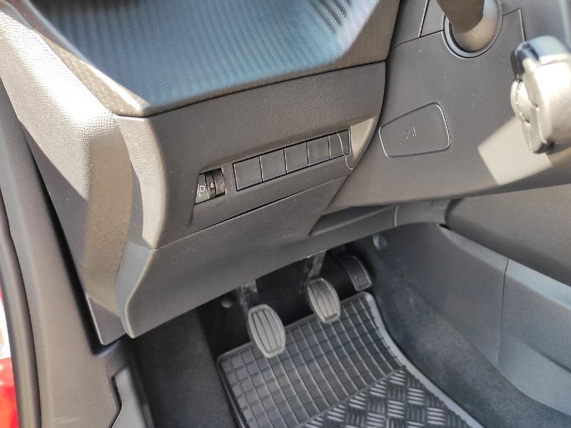Peugeot 2008 (2026) ALLURE 1.2 TURBO 100k 2xkamera - fotka 26 z 27