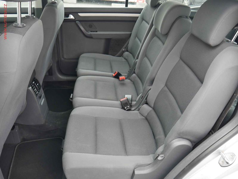Volkswagen Touran (2011) 1.6TDi, ČR, autoAC - fotka 10 z 13