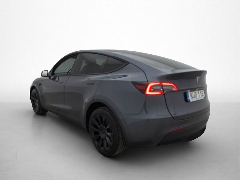 Tesla Model Y Long Range AWD - fotka 5 z 30