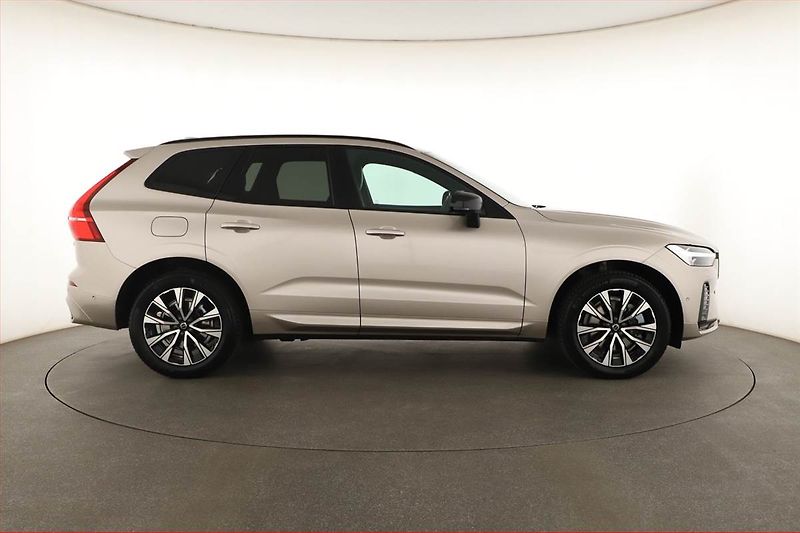 Volvo XC60 (2023) B4 AWD - fotka 6 z 25
