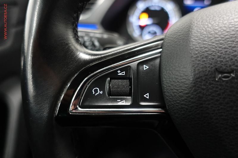 Škoda Superb (2017) 2.0TDi, L&K, DSG, bixen, kůže - fotka 16 z 24